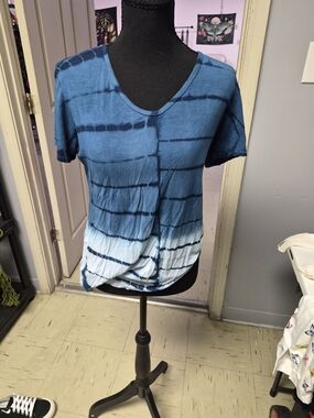 Tryst Blue Ombre Tie-Dye V-Neck Short Sleeve Top